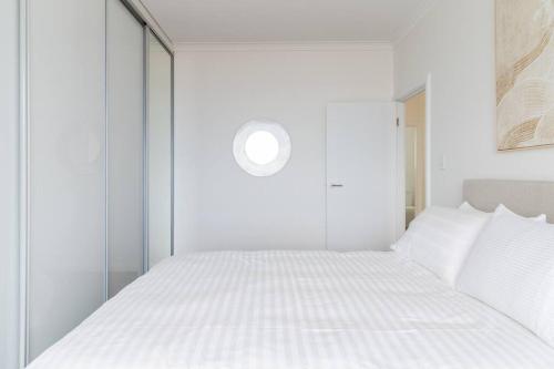 Una cama o camas en una habitación de Sunset Sands on Esplanade By Host Solutions