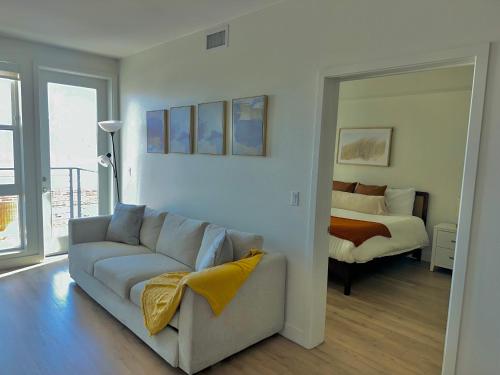 ロサンゼルスにあるCozy apartment in Hollywoodのソファとベッドのあるリビングルーム