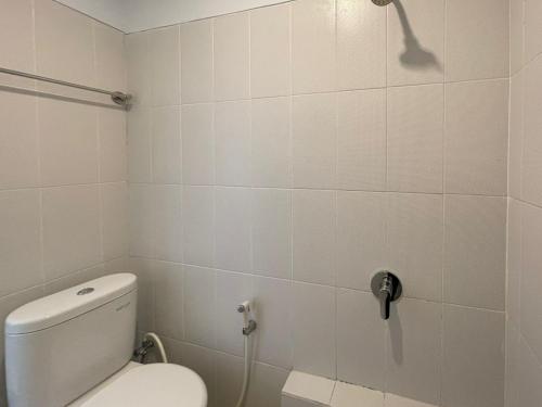 Un baño de Urbanview Code Riverstay Yogyakarta