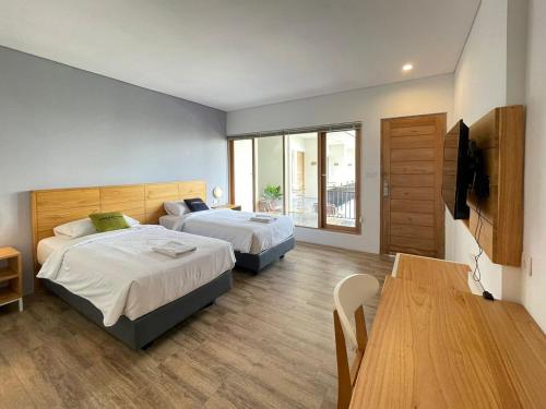 Una cama o camas en una habitación de Urbanview Code Riverstay Yogyakarta