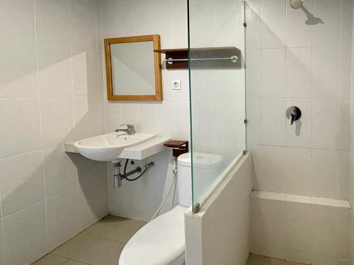 Un baño de Urbanview Code Riverstay Yogyakarta