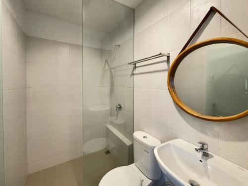 Un baño de Urbanview Code Riverstay Yogyakarta