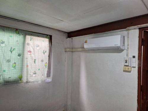 a small room with a window at บ้านน่านโฮมสเตย์ in Nan