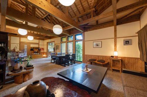 そのぎ茶温泉里山の湯宿 つわぶきの花にあるシーティングエリア