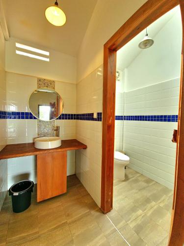 a bathroom with a sink and a toilet at PIDA COFFEE FARM LODGE in Phumĭ Pu Pal