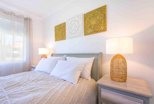 a bedroom with a bed and a table with a lamp at Lucys Place By Swan Bnb Management in Albany