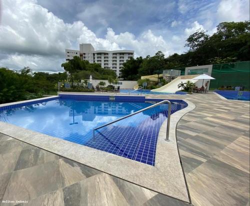 una gran piscina con azulejos azules en un edificio en Rio Quente Park Veredas Flat - Proximo ao Hot Park - Acesso ao rio - A1, en Rio Quente