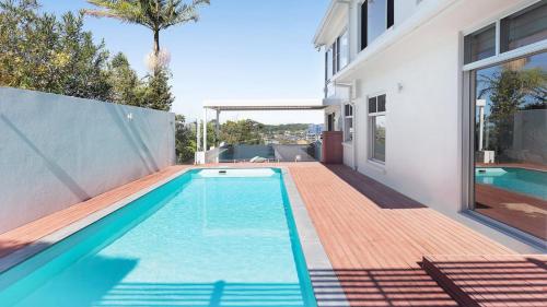 una piscina en el patio trasero de una casa en The Lookout Lounge - Pet Friendly, Pool, Great Views!, en Coffs Harbour