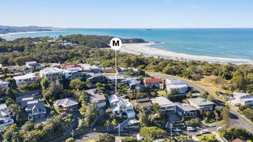 Una vista aérea de un complejo turístico con el signo m en The Lookout Lounge - Pet Friendly, Pool, Great Views!, en Coffs Harbour