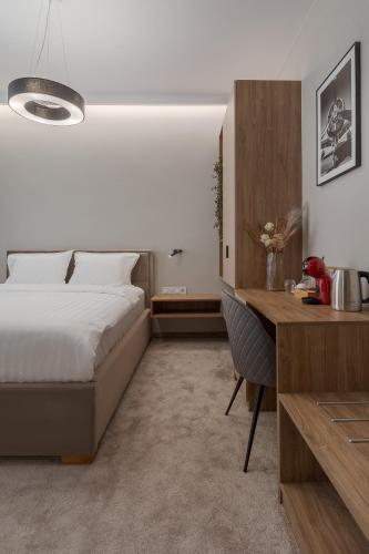 a bedroom with a bed and a desk at Oasis Rooms in Oradea