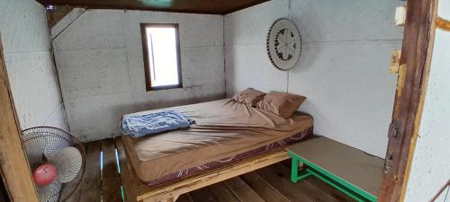 Postel nebo postele na pokoji v ubytování Ekas beach floating room and resto