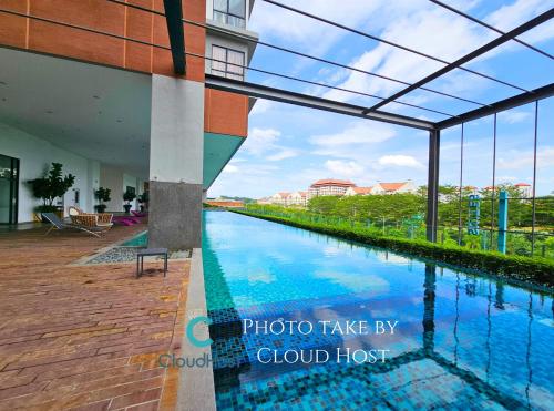 une piscine dans un bâtiment avec un toit en verre dans l'établissement Bell Suite Cozy Homestay at Sunsuria City 16km to KLIA Sepang by Cloud Host, à Sepang