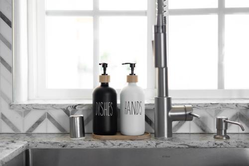 - deux bouteilles assises sur un comptoir de cuisine à côté d'un évier dans l'établissement Coastal Home Near UCSB & Airport, Hot Tub, King Beds, Fast Wifi, Sleeps 6, à Santa Barbara