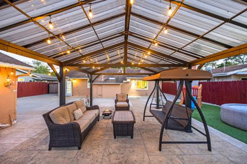 un patio avec un canapé et des chaises sous un toit dans l'établissement Coastal Home Near UCSB & Airport, Hot Tub, King Beds, Fast Wifi, Sleeps 6, à Santa Barbara