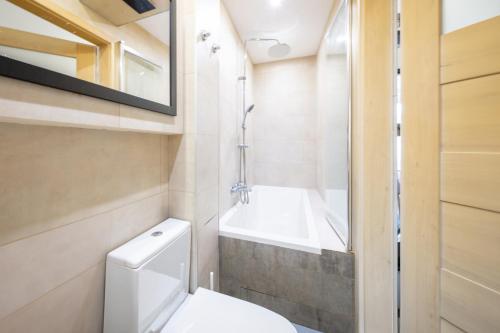 Ένα μπάνιο στο Stunning Apartment with Balcony