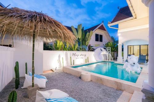 ナ・ジョムティエンにあるPlay Story Pool Villa Na Jomtienの家の隣のテディベア付きスイミングプール