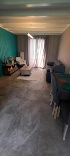 un salon avec un canapé et une table dans l'établissement Appartement lumineux de 43 m2, à Marnaz