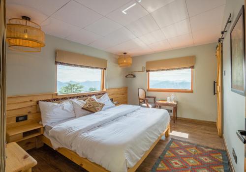 Una cama o camas en una habitación de Cedar Hill Lodge - A Boutique Homestay
