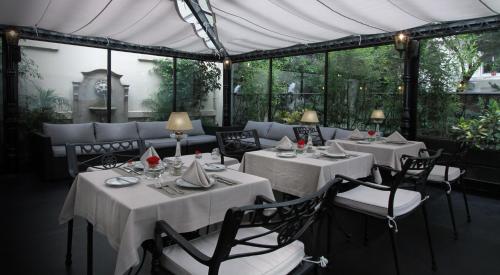 Um restaurante ou outro lugar para comer em Melia Recoleta Plaza Hotel