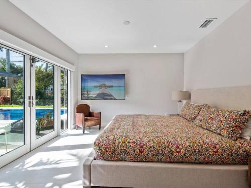 una camera con letto e piscina di Amazing Family Home in Hollywood FL a Hollywood