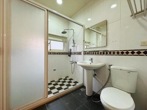 Un baño con ducha, inodoro y lavabo. en Better Future, en Hualien City