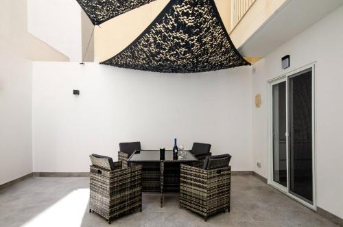 スリーマにあるLuxury 2BR Maisonette in Sliema Private Hot Tubのギャラリーの写真