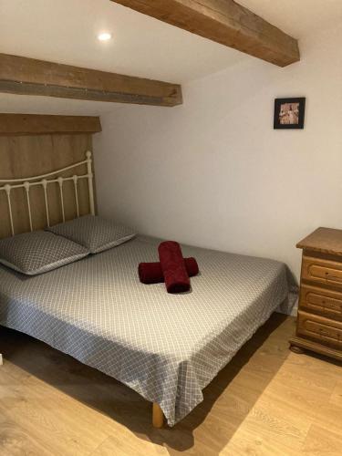 une chambre avec un lit avec une serviette rouge dessus dans l'établissement Village house on 3 floors, à Saint-Thibéry