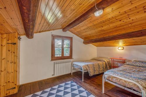 A bed or beds in a room at Sun Hill Apartments