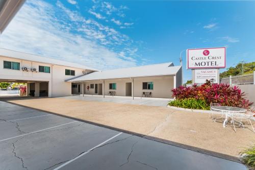 a building with a sign for a motel at Castle Crest Motel in Townsville