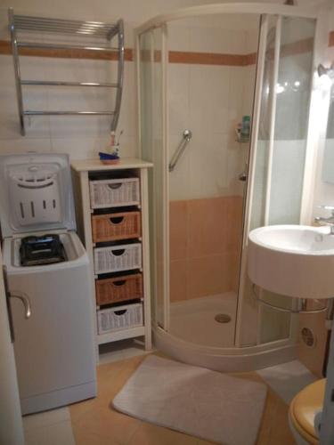 une salle de bain avec douche et lavabo dans l'établissement Pt prixappart au calme vue mer, à Bandol