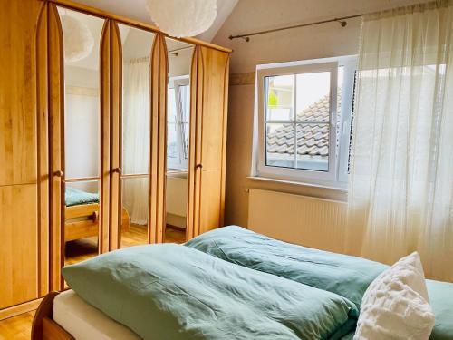 Katil atau katil-katil dalam bilik di Moderne Ferienwohnung mit Sonnenbalkon in Fretter