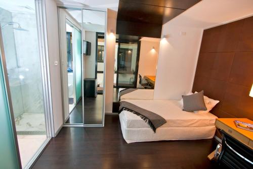 um quarto com 2 camas e um espelho em Roma Aussie Tourist Park em Roma