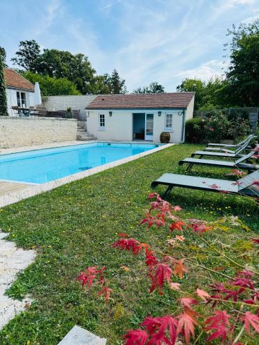 une cour avec une piscine et une maison dans l'établissement House with the Pool near Polo club Chantilly, à Apremont