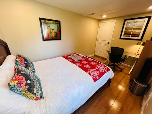Ένα ή περισσότερα κρεβάτια σε δωμάτιο στο Palo Alto 1 Bedroom Near Stanford University
