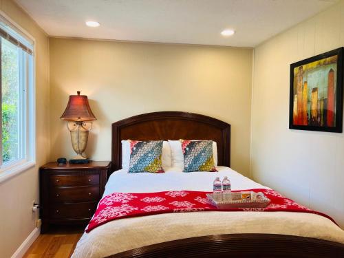 Ένα ή περισσότερα κρεβάτια σε δωμάτιο στο Palo Alto 1 Bedroom Near Stanford University