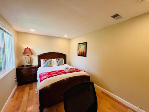 Ένα ή περισσότερα κρεβάτια σε δωμάτιο στο Palo Alto 1 Bedroom Near Stanford University