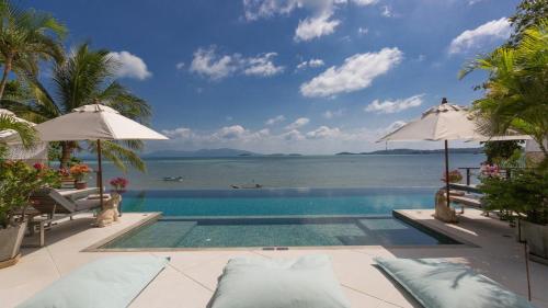 une piscine avec vue sur l'océan dans l'établissement Chic Baan Capo - Luxury Four Bedroom Beachfront Villa, à Bangrak Beach