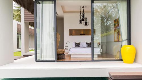 Ένα ή περισσότερα κρεβάτια σε δωμάτιο στο Elegant Villa Anar 5 Bed Luxury Beachfront Near Four Seasons