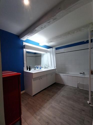 une salle de bain avec une baignoire, un lavabo et un miroir dans l'établissement Ploubalay maison 9p plages 4km, à Beaussais sur Mer