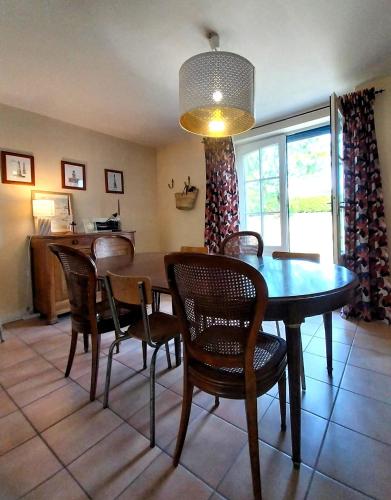 une salle à manger avec une table et des chaises dans l'établissement Ploubalay maison 9p plages 4km, à Beaussais sur Mer