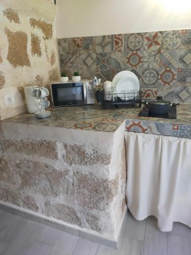 Una cocina o cocineta en Nice apt in a street in old town
