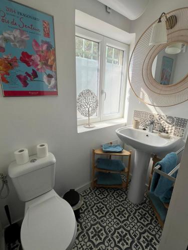 une salle de bain avec des toilettes blanches et un lavabo dans l'établissement 3 pièces au dernier étage dans bastide grassoise, à Grasse