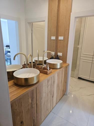 two sinks on a wooden counter in a bathroom at Suite haussman casher in Netanya