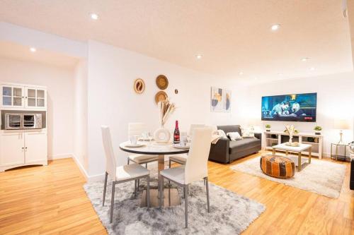 una sala de estar con una mesa y un sofá en Cozy suite, Free WIFI , Free Parking, en Calgary