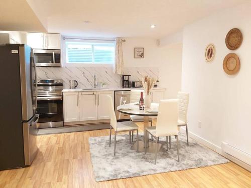 Una cocina o zona de cocina en Cozy suite, Free WIFI , Free Parking