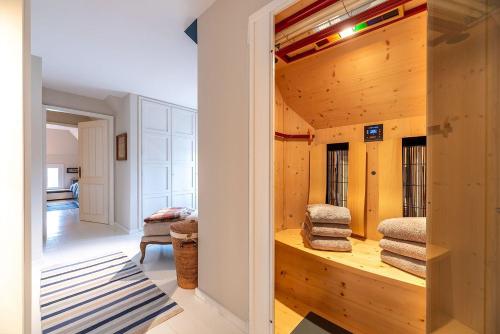 a room with wooden walls and a staircase with towels at Das-Kommandeur-Haus-Ihr-Familien-Ferienhaus-in-Nieblum-auf-Foehr in Nieblum