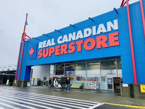 Supermercado u otro tipo de tienda en la casa o chalet o alrededores