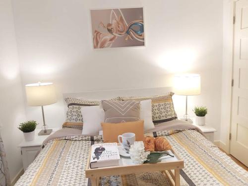 Un dormitorio con una cama con una mesa y dos lámparas. en Cozy suite, Free WIFI , Free Parking, en Calgary
