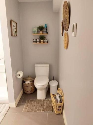 Un baño de Cozy suite, Free WIFI , Free Parking