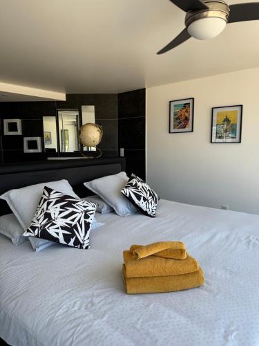 - un lit blanc avec une serviette dans l'établissement 100m2 de paradis en total vue Mer, à Saint-Georges-de-Didonne